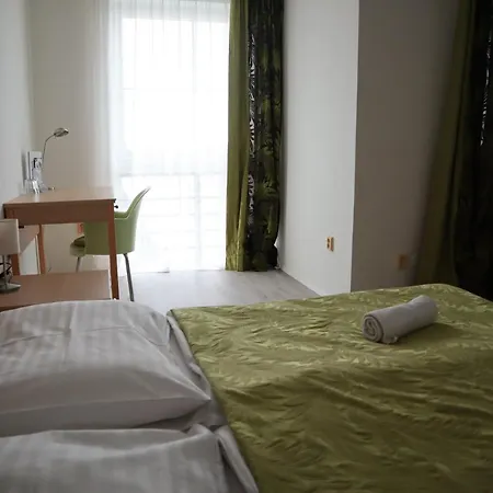 Hotel And Park Divoka Voda Bratislava