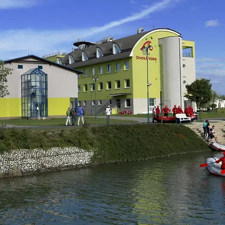 Hotel And Park Divoka Voda Bratislava